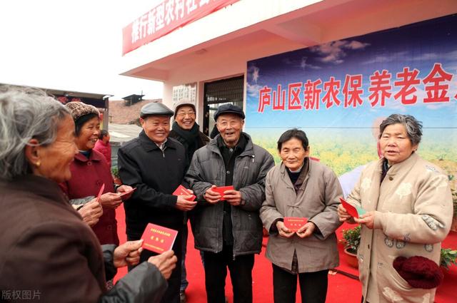 农村养老保险分12个缴费档次,交多少钱领钱多划算?农民看看