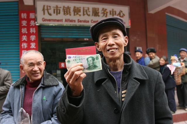 农村养老保险分12个缴费档次,交多少钱领钱多划算?农民看看