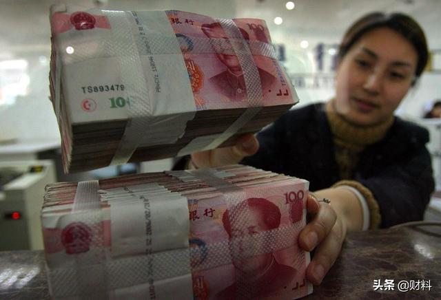 为什么银行的人，追着你办信用卡！办卡就送礼物，背后有啥套路？