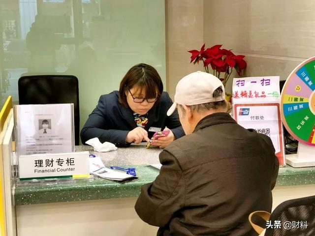 为什么银行的人，追着你办信用卡！办卡就送礼物，背后有啥套路？