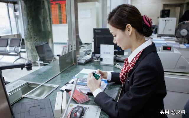 为什么银行的人，追着你办信用卡！办卡就送礼物，背后有啥套路？