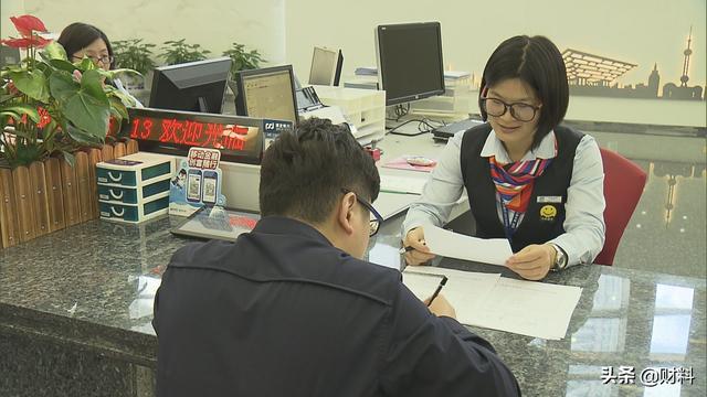为什么银行的人，追着你办信用卡！办卡就送礼物，背后有啥套路？