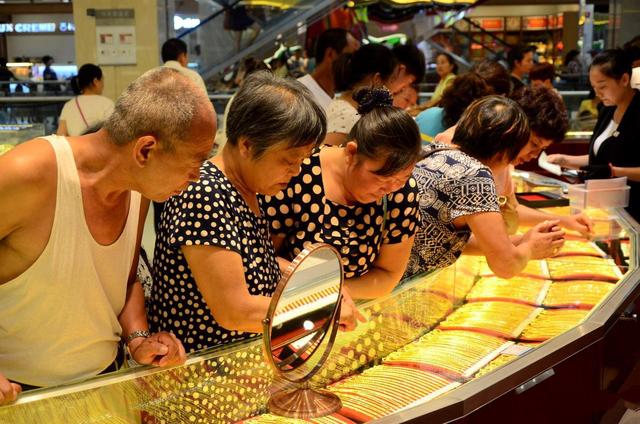 国际黄金大跌,为何国内大妈不去“抢购”,主要有三个原因