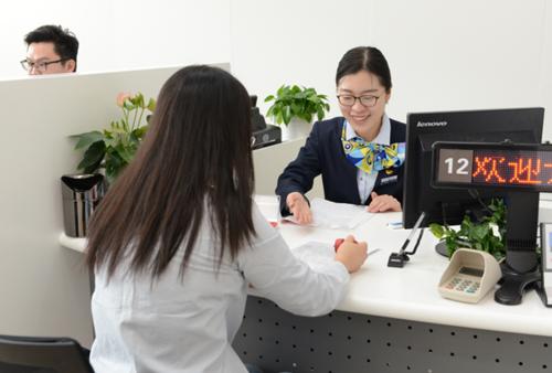 如果存1000万在银行里,辞掉工作,仅靠“吃利息”能维持生活吗?