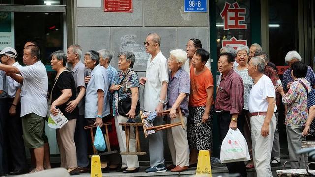 为什么很多老人在养老金一发下来,就会立马去银行取走?