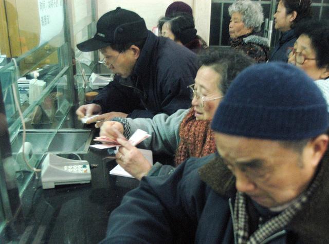 为什么很多老人在养老金一发下来,就会立马去银行取走?