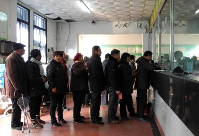 为什么很多老人在养老金一发下来,就会立马去银行取走?