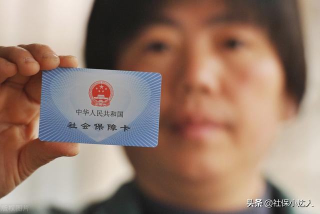 社保卡开通银行账户后,退休老人如何取钱?