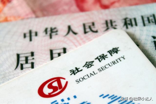 社保卡开通银行账户后,退休老人如何取钱?
