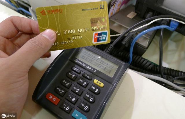 银行卡挂失了，不可销户、又不能办新卡，卡上的钱该怎么处理