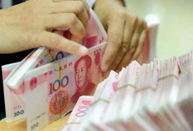 银行定存利率4.12%,储户抢着存?银行员工:别高兴太早了