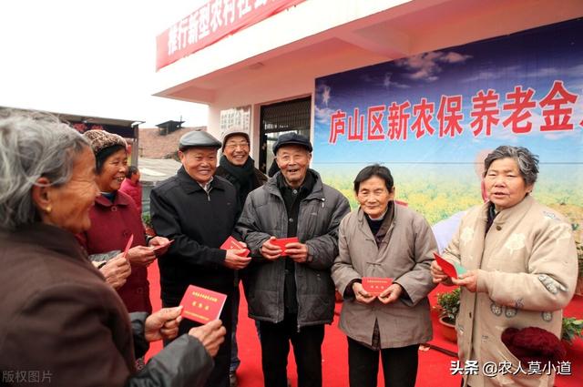 有人没有缴纳过养老金,现在想一次性缴纳15年,缴纳多少钱合适呢