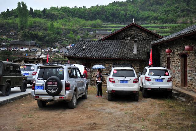 在农村有1万块钱本金,投资什么可以做到日收入300元?
