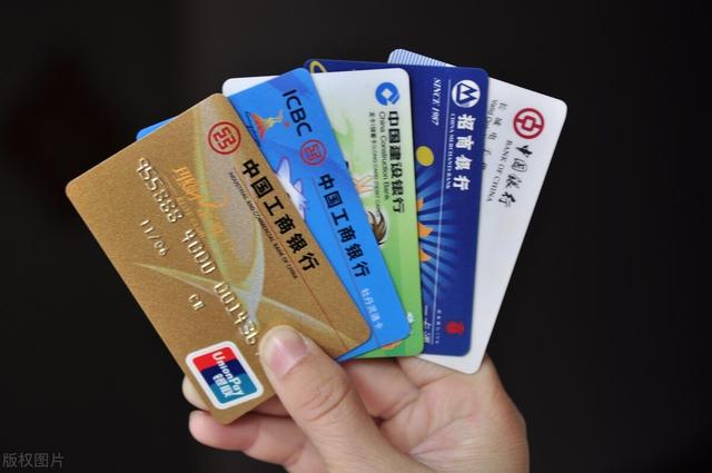到银行开储蓄卡,柜员要我提供收入证明,这是为什么?