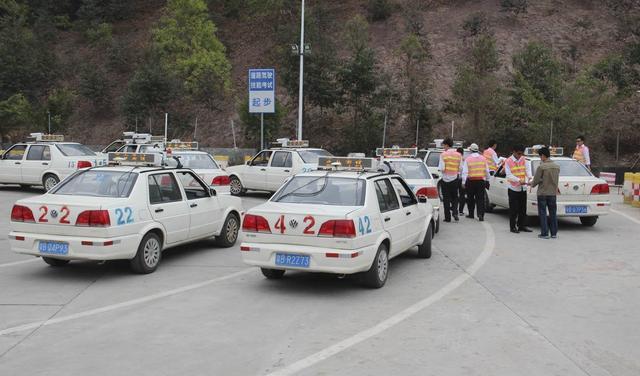 交强险过期了可以上路行驶吗,过期多久不能开车