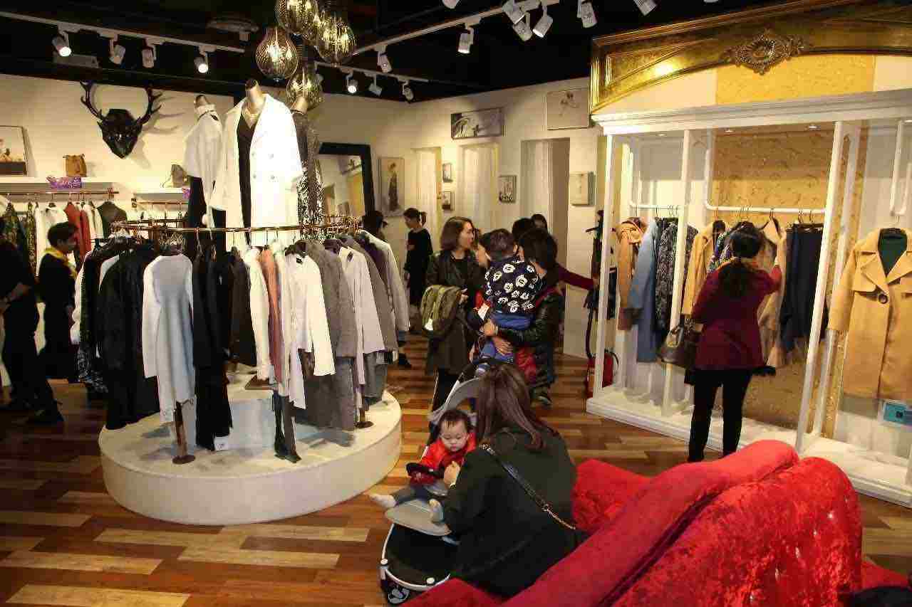 实体店卖300的衣服，网上只卖30，价格为什么相差那么多？