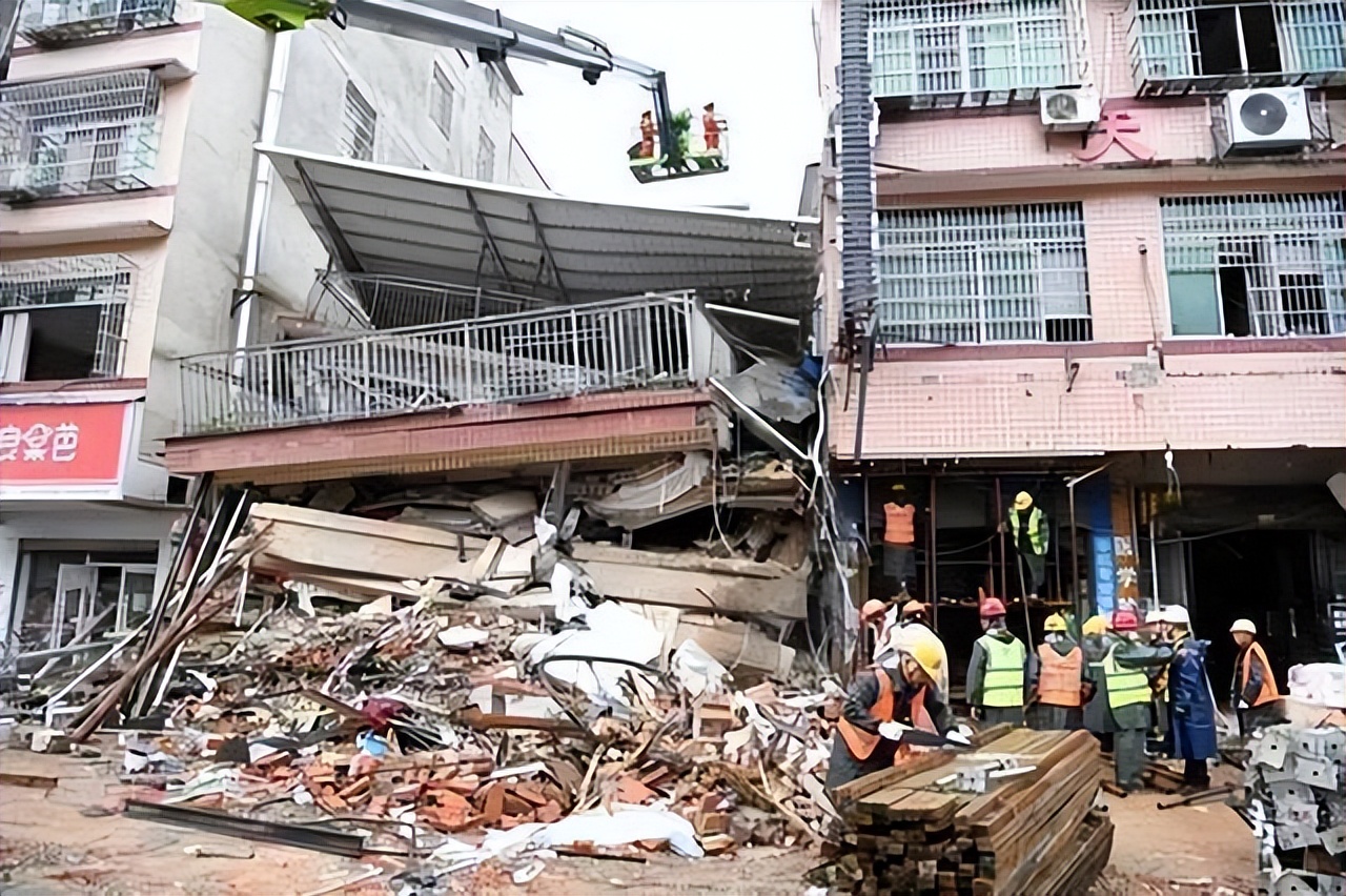 长沙自建楼倒塌事故，医学院32名学生遇难，如何计算赔偿金额？