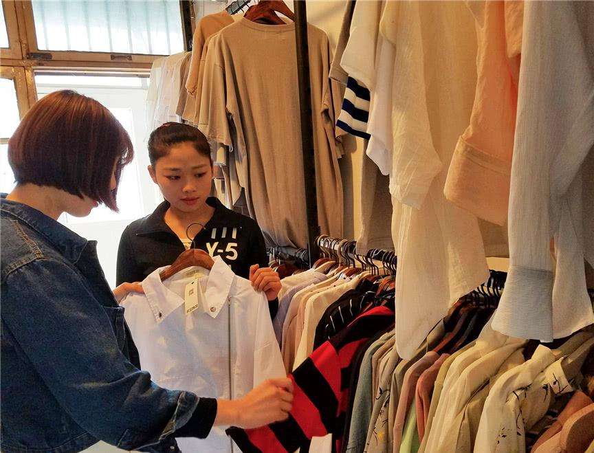 实体店卖300的衣服，网上只卖30，价格为什么相差那么多？