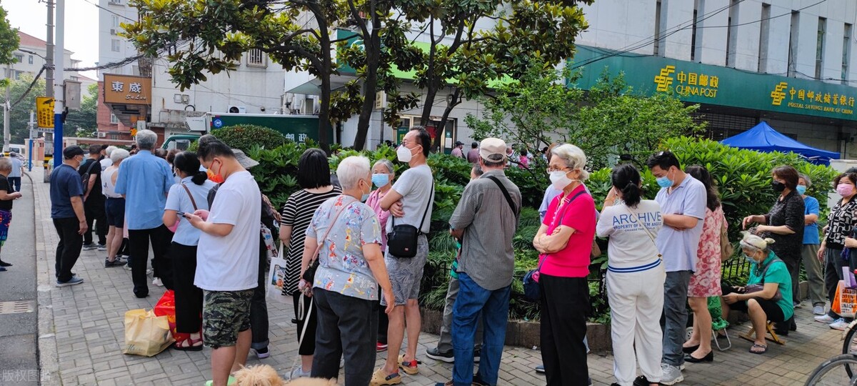 上海退休人员排队支取养老金，背后3点原因，3点建议给银行和老人