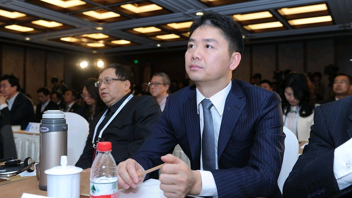 刘强东卸任两个月套现22亿。网友：“有钱不花，过期作废。”