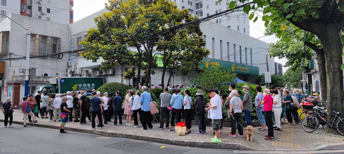 上海退休人员排队支取养老金，背后3点原因，3点建议给银行和老人