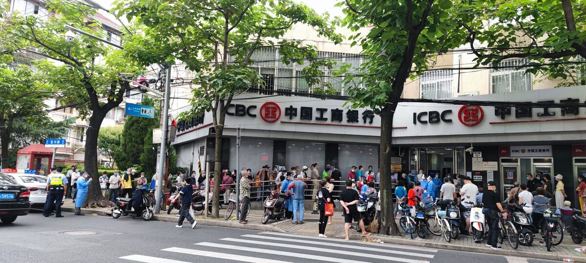 上海退休人员排队支取养老金，背后3点原因，3点建议给银行和老人