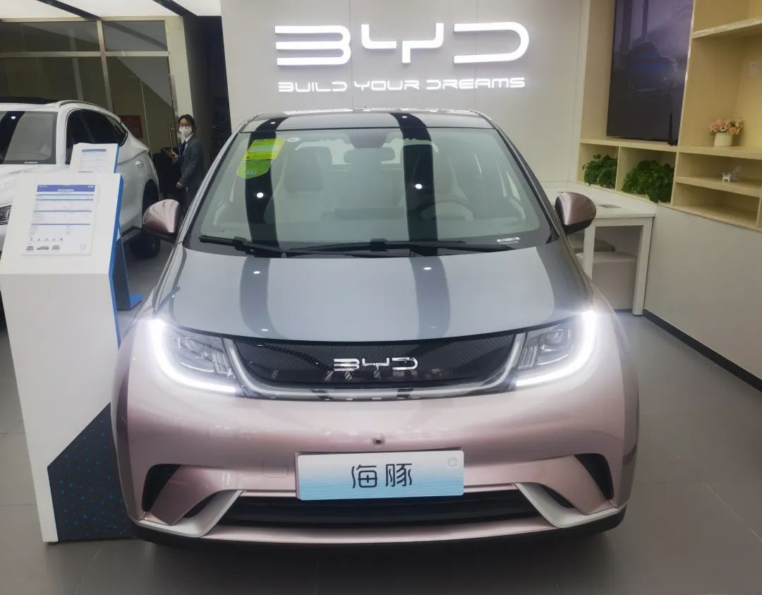 比亚迪「逆袭」合资品牌，距离汽车界的华为还有多远？