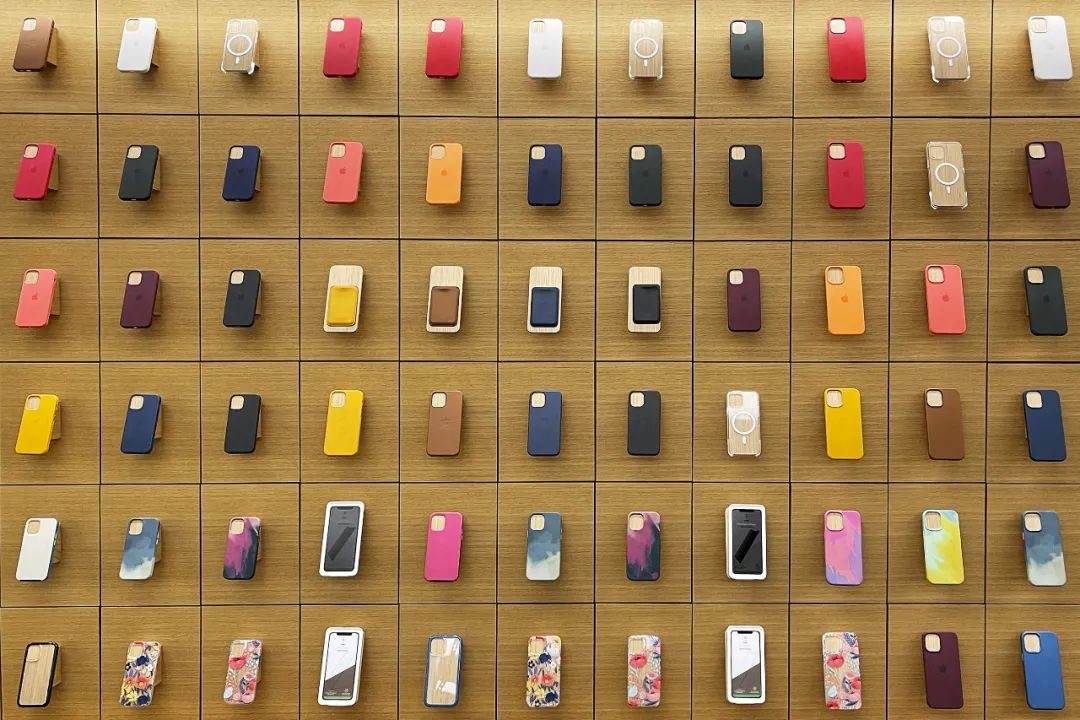年轻人不买手机、却迷上买手机壳，背后原因是什么？