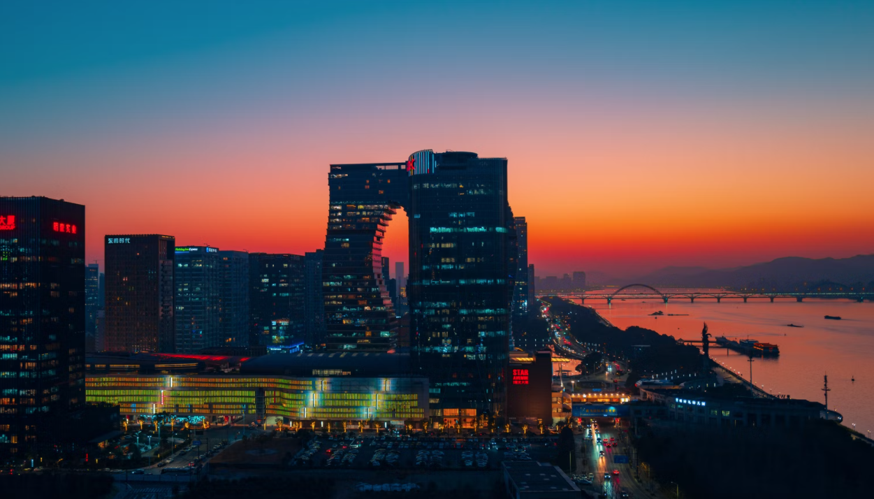60城放宽住房政策，中国房地产即将回暖？