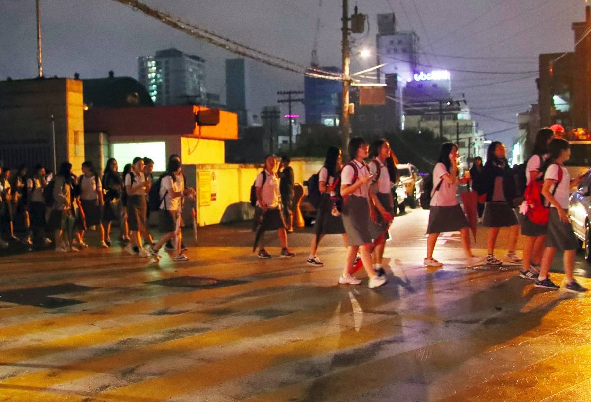韩国惨烈的补习乱象：50万考生集体内卷，为考大学只睡4小时
