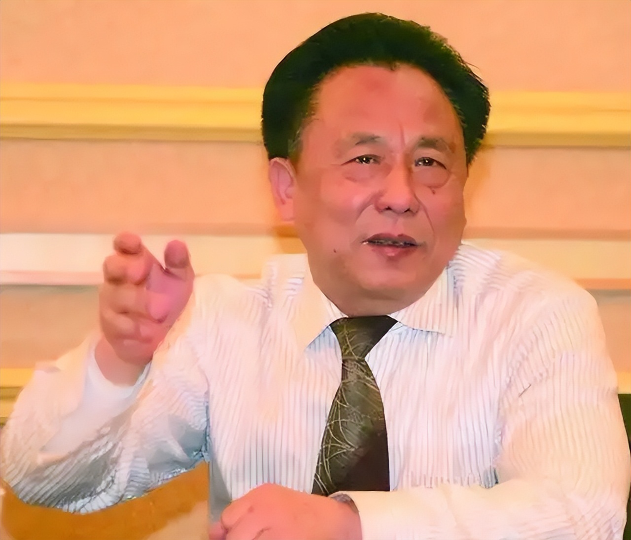 自建宫殿养情人，生孩子奖励股份，在逃富豪倪福林的“皇帝”梦