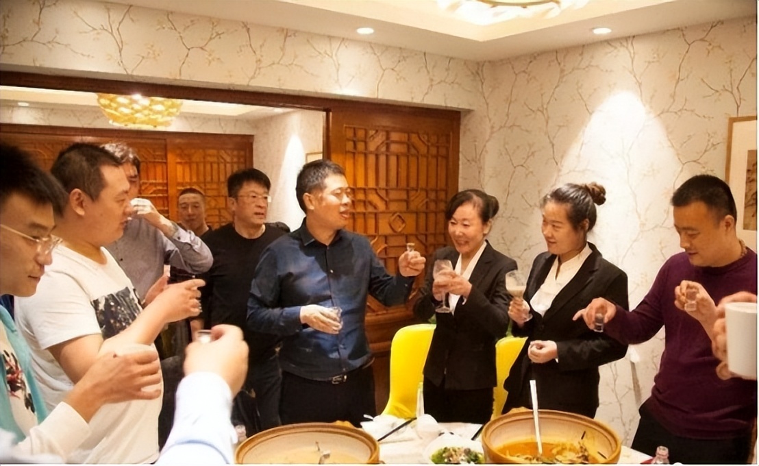 茅台产量过亿，为何还是“一瓶难求”？不是没货，其中内幕被揭开