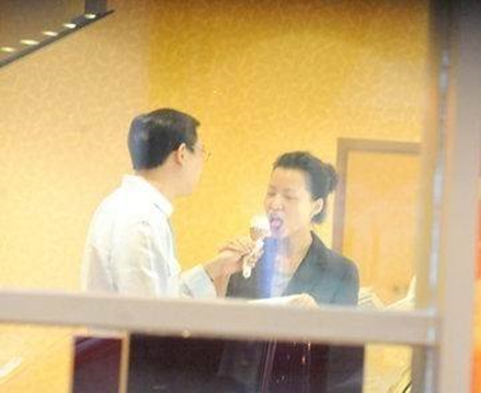 娶央视一姐董卿，接盘华谊兄弟的百亿富豪密春雷，如今怎么样了？
