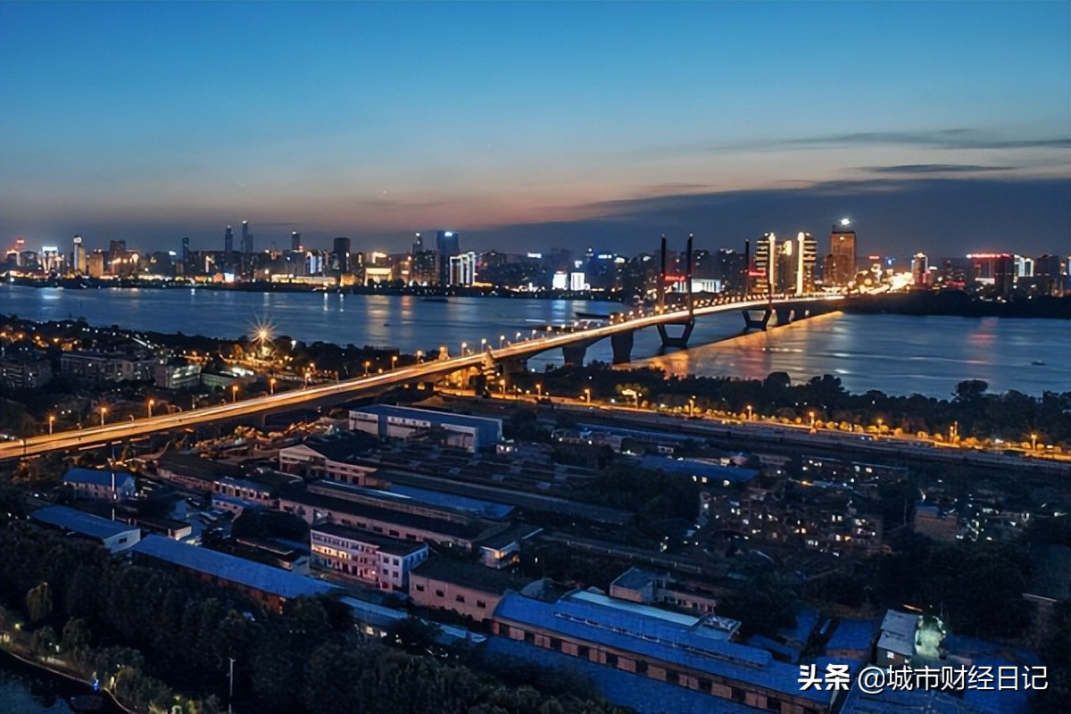 武汉地铁12号线又有新进展，车站全部封闭打围，进入全面施工状态