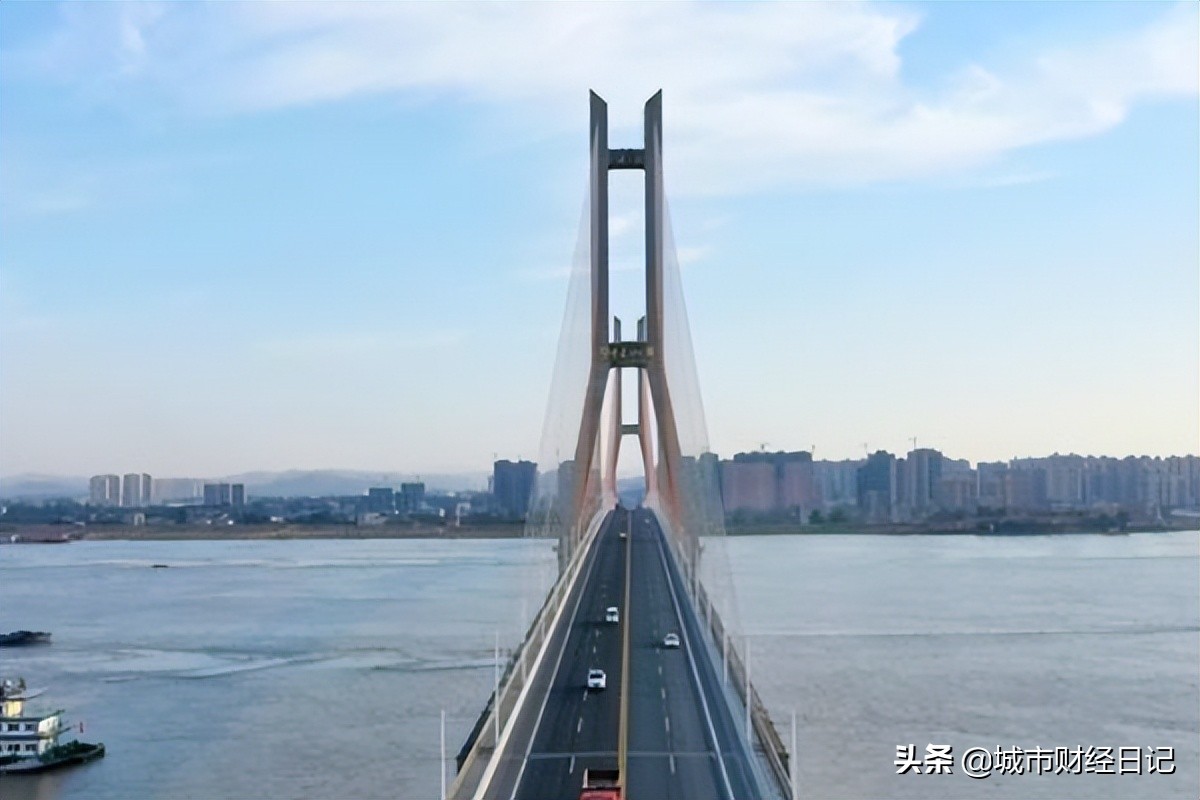 5月1号开始鄂黄长江大桥免费通行，市民：等了好久终于等到今天