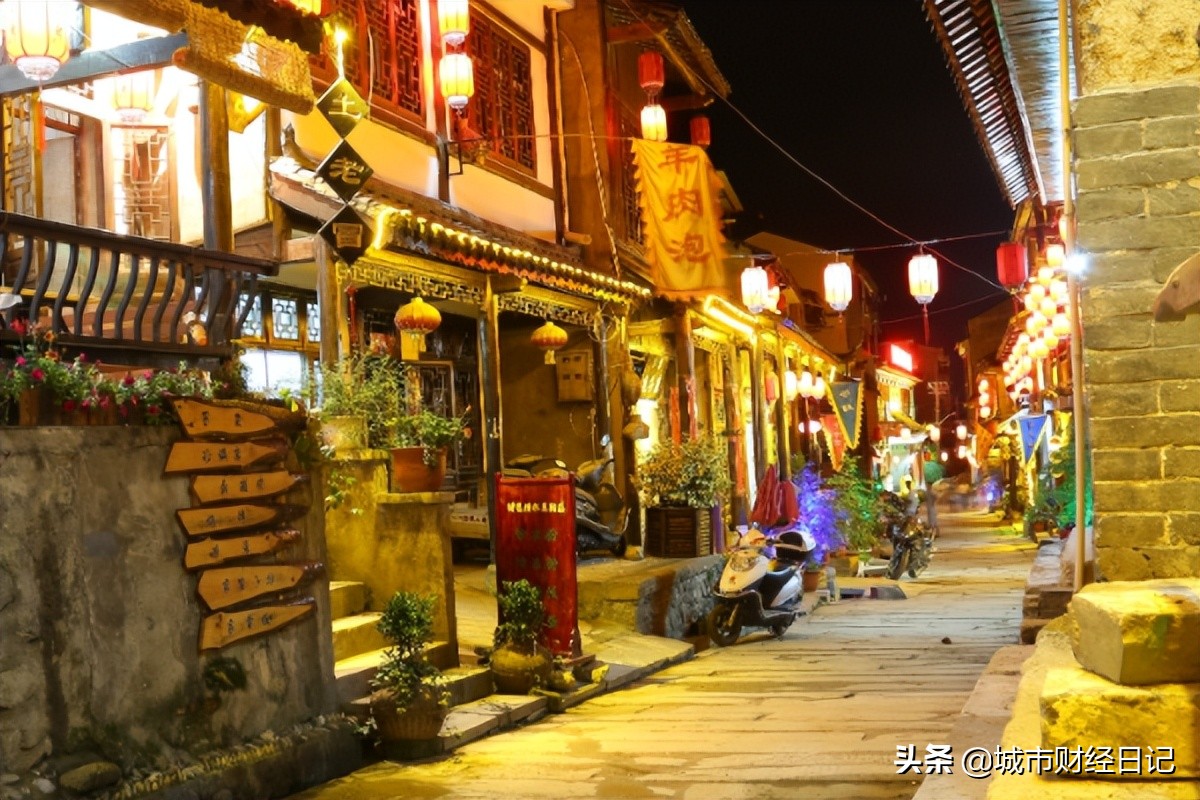成都百年祠堂街将会在4月底拆除围挡，换新归来，为旅游注入活力