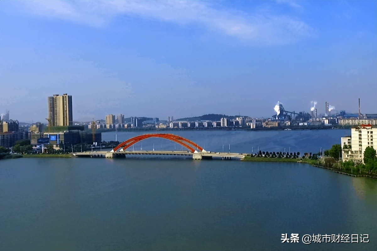5月1号开始鄂黄长江大桥免费通行，市民：等了好久终于等到今天