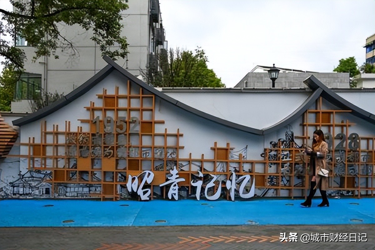 成都百年祠堂街将会在4月底拆除围挡，换新归来，为旅游注入活力