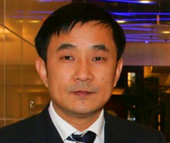 花1亿追女星，套现61亿出逃海外，父亲去世也不回，王永红有多狠