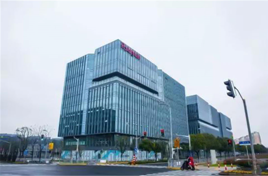 花1亿追女星，套现61亿出逃海外，父亲去世也不回，王永红有多狠