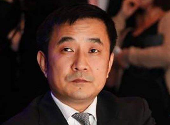 花1亿追女星，套现61亿出逃海外，父亲去世也不回，王永红有多狠
