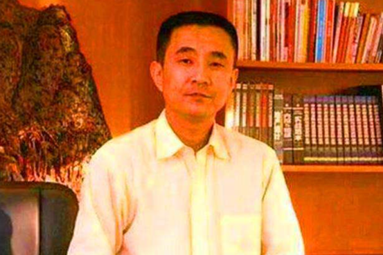 花1亿追女星，套现61亿出逃海外，父亲去世也不回，王永红有多狠