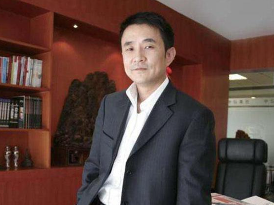 花1亿追女星，套现61亿出逃海外，父亲去世也不回，王永红有多狠