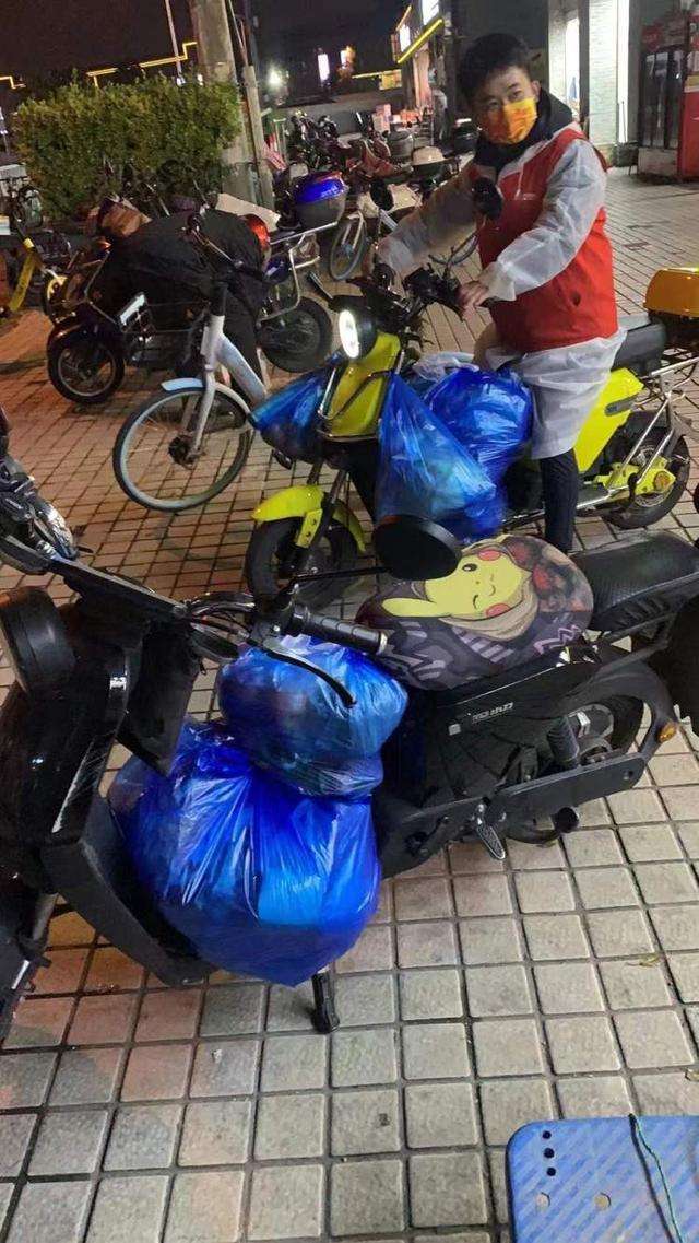 疫情下的“生意经”：骑手日入过万，居民买菜不再比价