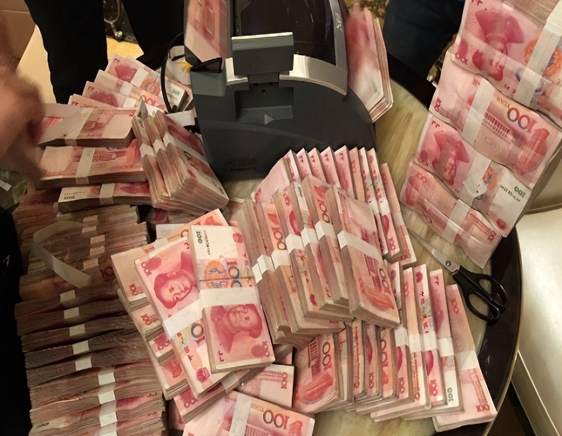 银行的假钱都是哪来的，银行职工说出实情，很多人都不曾想到