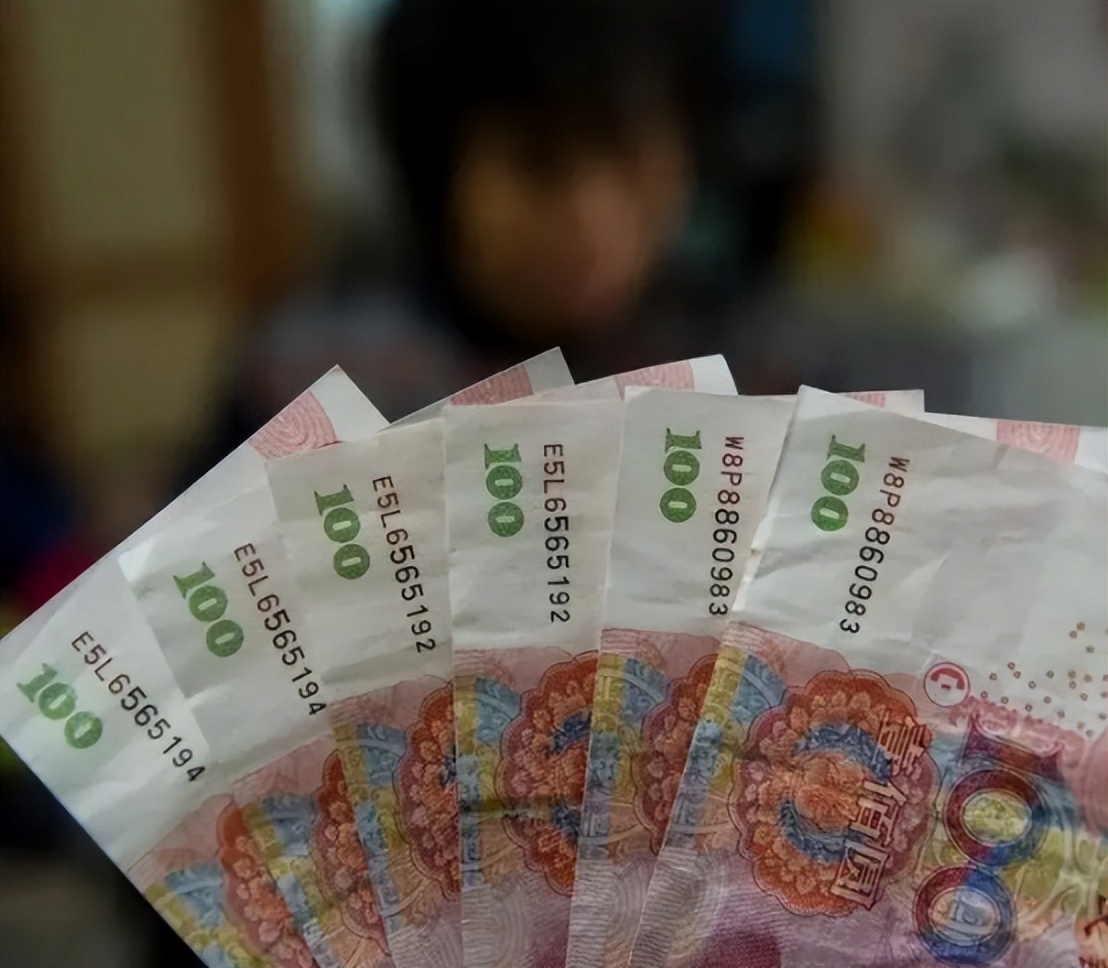 银行的假钱都是哪来的，银行职工说出实情，很多人都不曾想到
