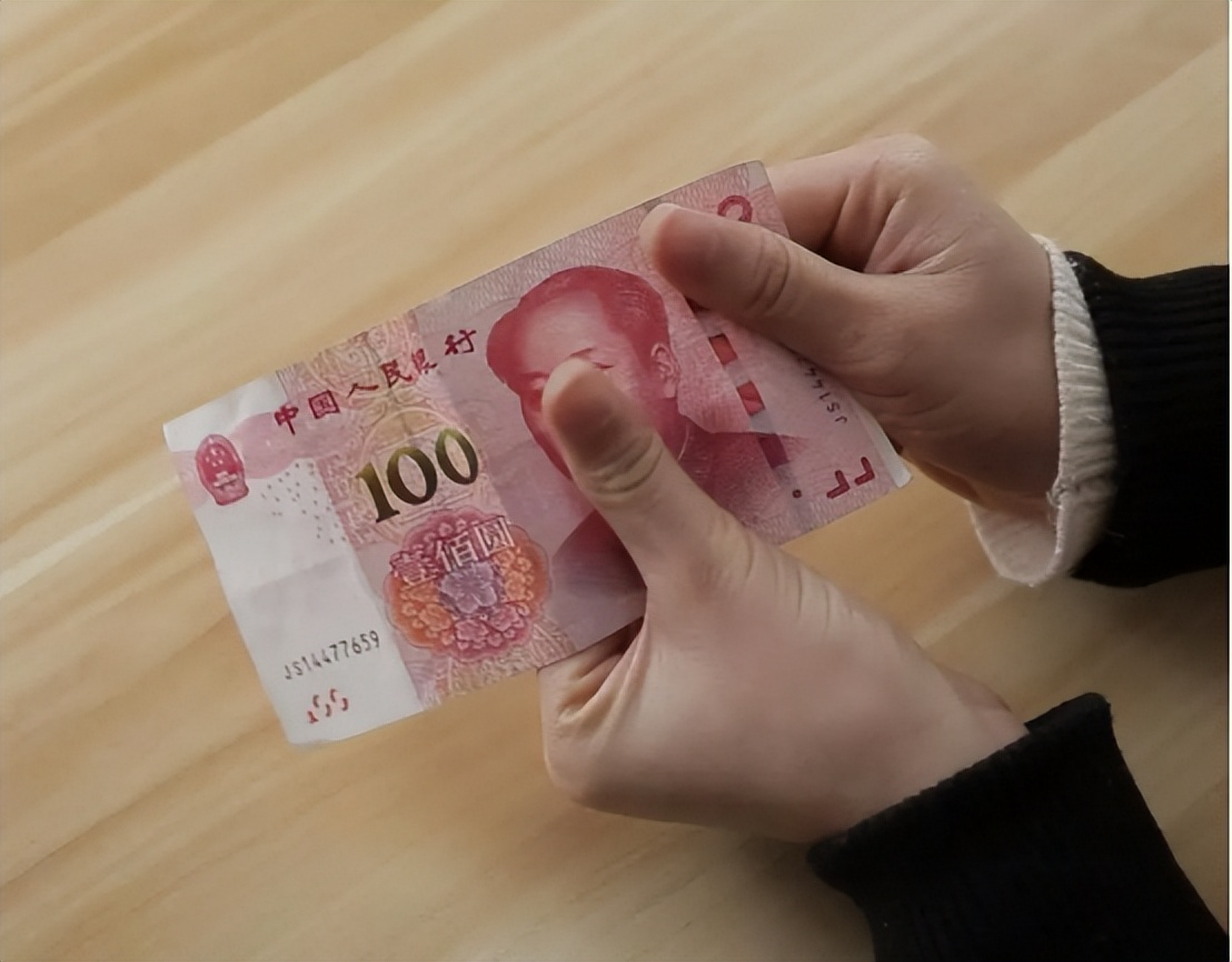 银行的假钱都是哪来的，银行职工说出实情，很多人都不曾想到
