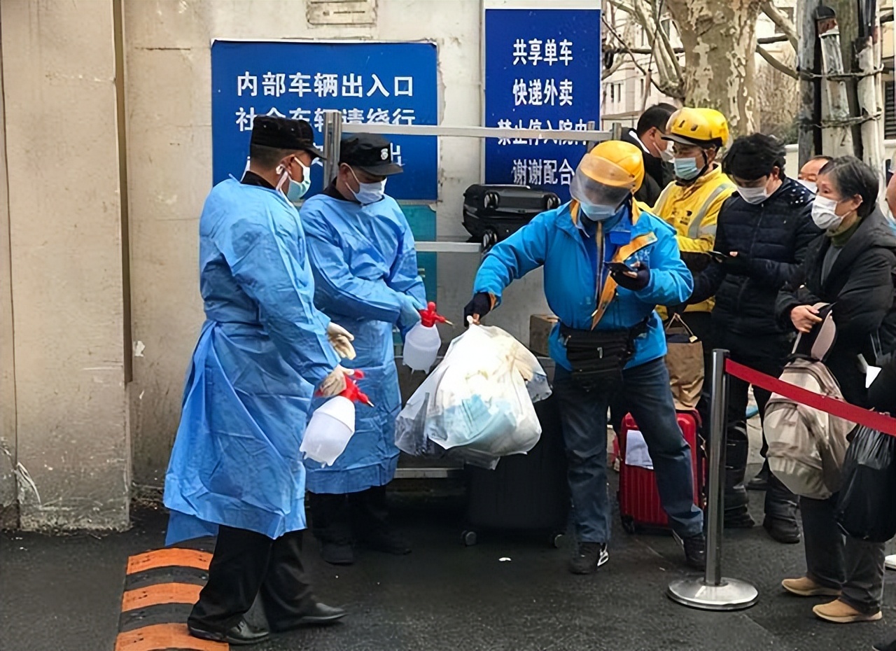 我在上海跑腿：露宿街头，每天只睡几个小时，日薪过万