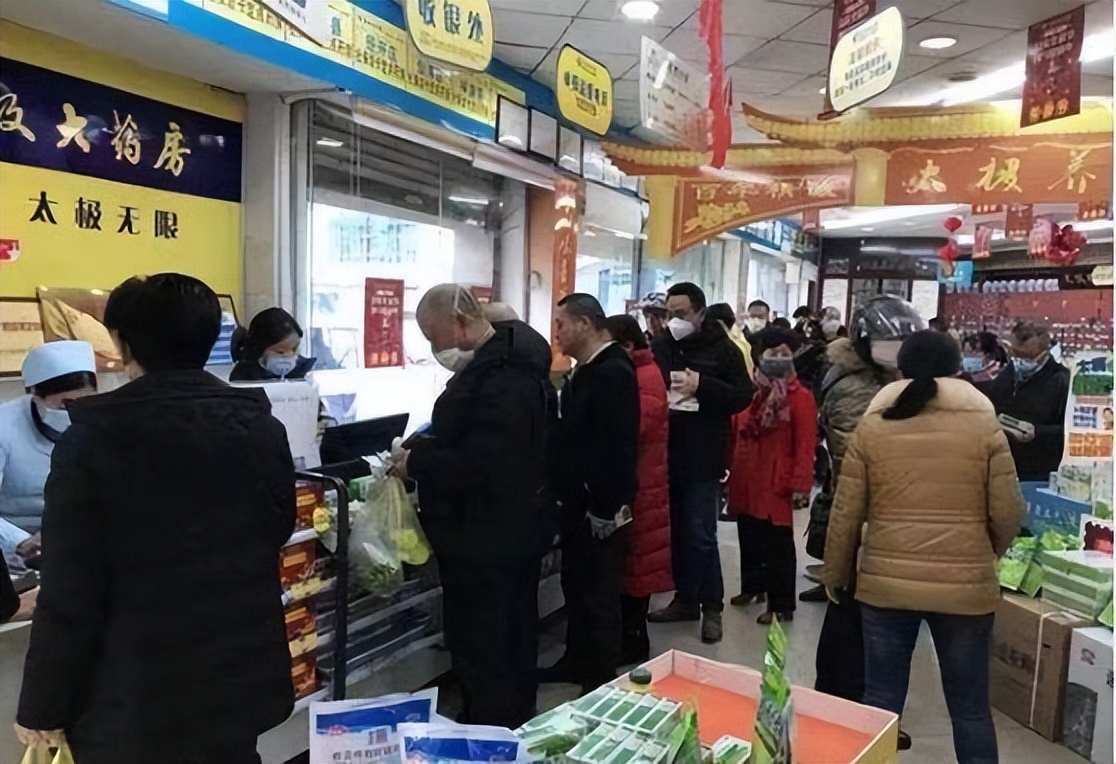 路边满大街都是药店，靠什么赚钱？