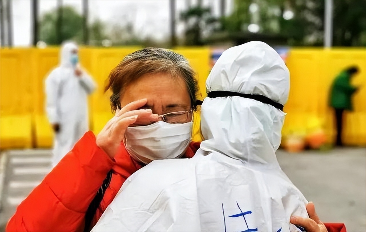 地产大佬又回来了？王健林、李嘉诚重回房地产行业，说明了什么